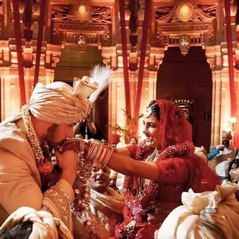 ニック・ジョナスさんのインスタグラム写真 - (ニック・ジョナスInstagram)「Two days, two weddings now two years. I was so honored to get to marry @priyankachopra in her home country, in a traditional Hindu wedding. I can’t believe how lucky I am, and how quickly the time has gone by. Happy Hindu anniversary beautiful. ❤️」12月3日 2時31分 - nickjonas