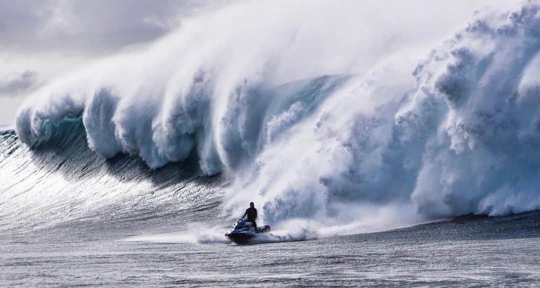 レインスプーナーのインスタグラム：「Winter swells arriving in full force. Photo: @zoard」