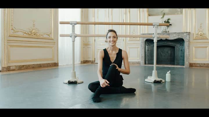ドロテ・ジルベールのインスタグラム：「BalletMasterclass.fr est en ligne ! J’espère que ce projet qui me tient à cœur, vous plaira. 🤞🏼❤️ . Voici quelques informations : @balletmasterclass.fr est composée de cours en ligne pour découvrir, apprendre et perfectionner la technique et l’art de la danse classique. De nouveaux contenus viendront enrichir la plateforme prochainement.  Vous y trouverez différents modules de danse classique, coaching et tutoriels didactiques au cours desquels je partage avec vous mon expérience et mes secrets. Entre barre, milieu et conseils sur les principaux éléments qui composent la technique d’un danseur, la plateforme offre plus de 6 heures de contenu accessible 24h/24 sur smartphone, tablette et ordinateur. Un grand merci @jamesbort avec qui j’ai créé ce projet et à @morganesezalory qui a été d’un grand soutien ❤️ A très bientôt !」