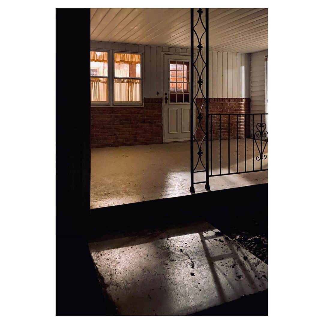 シャンテル・ヴァンサンテンのインスタグラム：「The story these steps could tell. This was my Grandparents porch! The place where Granny would wait as we arrived down the gravel road to the farm.... where we had weepy goodbyes as we kicked each other in the butt... where nights of playing kick the can started... where we counted endless stars in the milky way and so many more incredible memories. During the holiday season my heart aches for this place... for a hug from my Grandma. Somedays are harder without her and my memories don’t suffice. I know this year has been tough... treasure the moments we get to hold our loved ones!!」