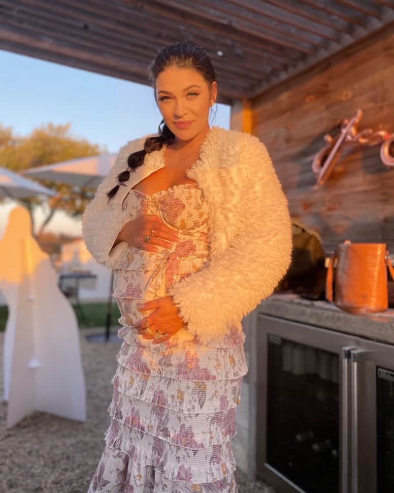 ジェシカ・ゾアのインスタグラム：「We can’t wait to meet you, baby girl! 🤍🎀」