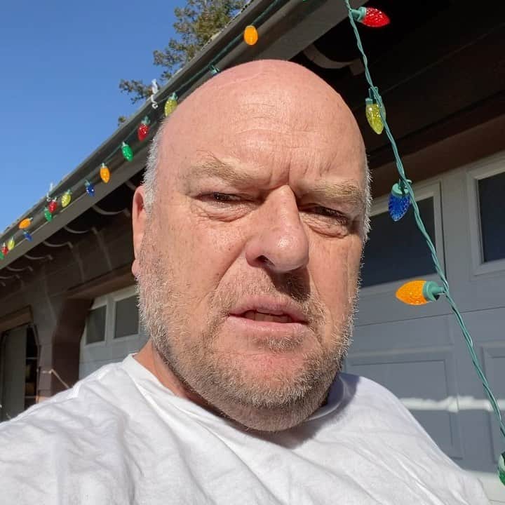 ディーン・ノリスのインスタグラム：「Putting up my Christmas lights.」