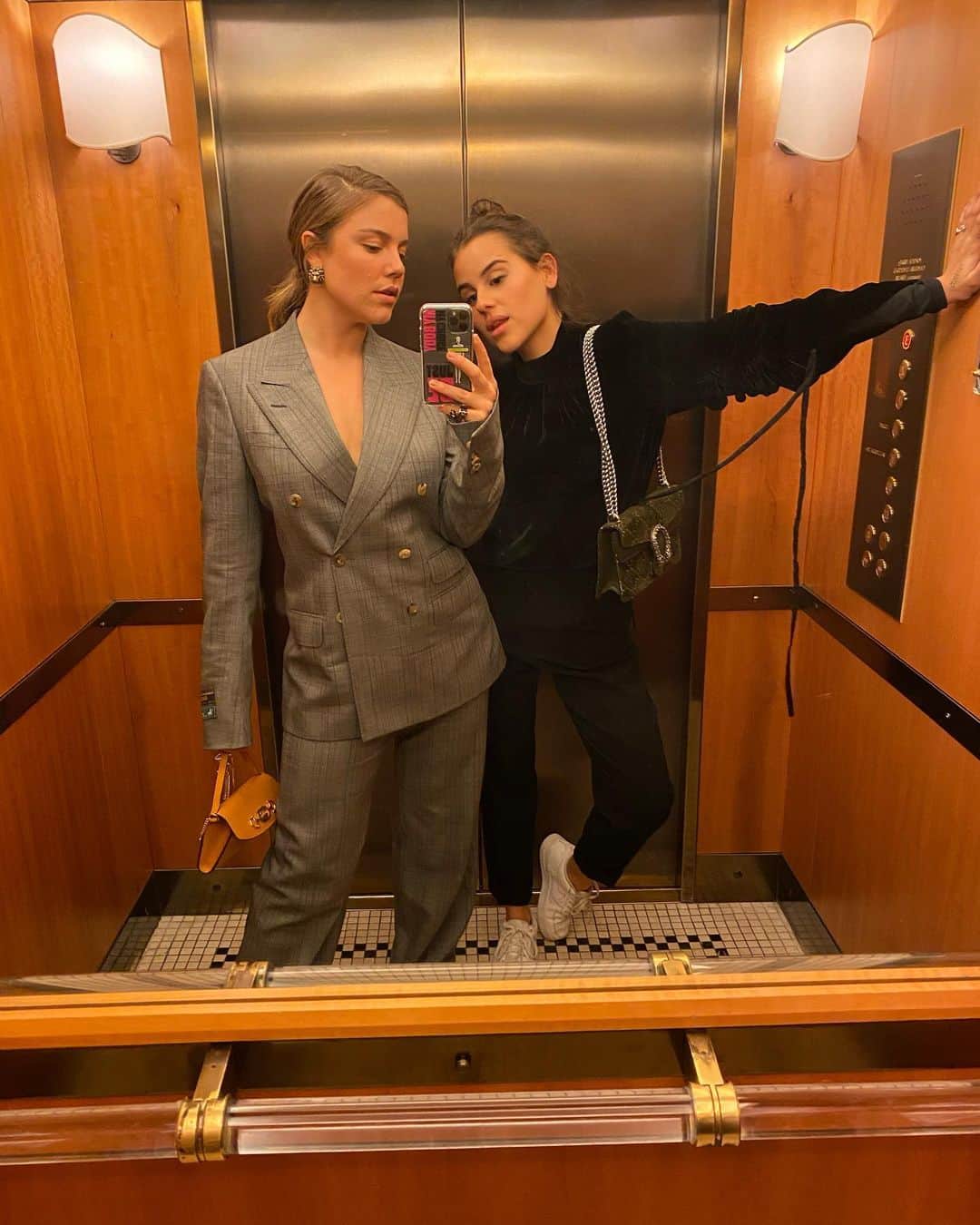 Alice Wegmannのインスタグラム：「uma amizade não tem regras, mas sinto que cada amigo nos traz um despertar. a impressão que eu tenho às vezes é que você me traz todos. ainda me surpreende toda vez que os astros se alinham pra gente se encontrar, e me dão de presente 19 mil crises de riso, conversas profundas sobre qualquer existência, um olhar carinhoso, um direcionamento, uma inspiração. amizade é sobre potência e impulsionamento, e você como boa sagitariana é minha mestra em querer ser melhor, Bela. eu queria que todo mundo um dia tivesse a oportunidade de ter uma amiga como você, porque acho que, assim, todos os problemas seriam resolvidos com mais facilidade. tenho muito orgulho da pessoa que você é, dessa essência pura e cheia de bondade que tá aqui pra transformar as coisas - porque elas precisam ser transformadas, e uma delas sou eu. obrigada por abrir meus olhos e por segurar a minha mão no eixo rio-são paulo, na ásia, na itália ou em qualquer outro lugar do mundo. não à toa você é minha melhor amiga. espero que a gente se abrace logo, porque eu sou todinha saudade hoje. mas meu amor borbulha tanto que sei que chega até aí. te amo muito, feliz aniversário, que leo e essa menina linda te tragam a alegria que você merece, bem coladinha com o luan e a sua família que eu tanto admiro. um beijo, to chorando, que merda, odeio morar longe de você ♥️」