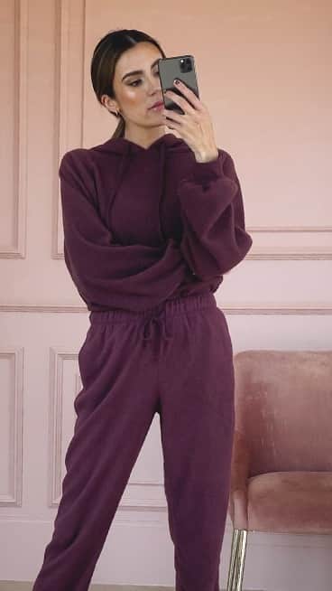 ロック&リパブリックのインスタグラム：「Find new outfits for the holiday season styled by influencer and curator @christineandrew for The Outfit Bar. Whether you’re a happy-at-homebody or more of an adventurer, the perfect look awaits! Check out trends like faux fur, comfy layers and boots. Find great gift ideas, too—think scarves and chic necklaces. Get everything you need to be holiday-ready at The Outfit Bar at Kohls.com/TheOutfitBar.」