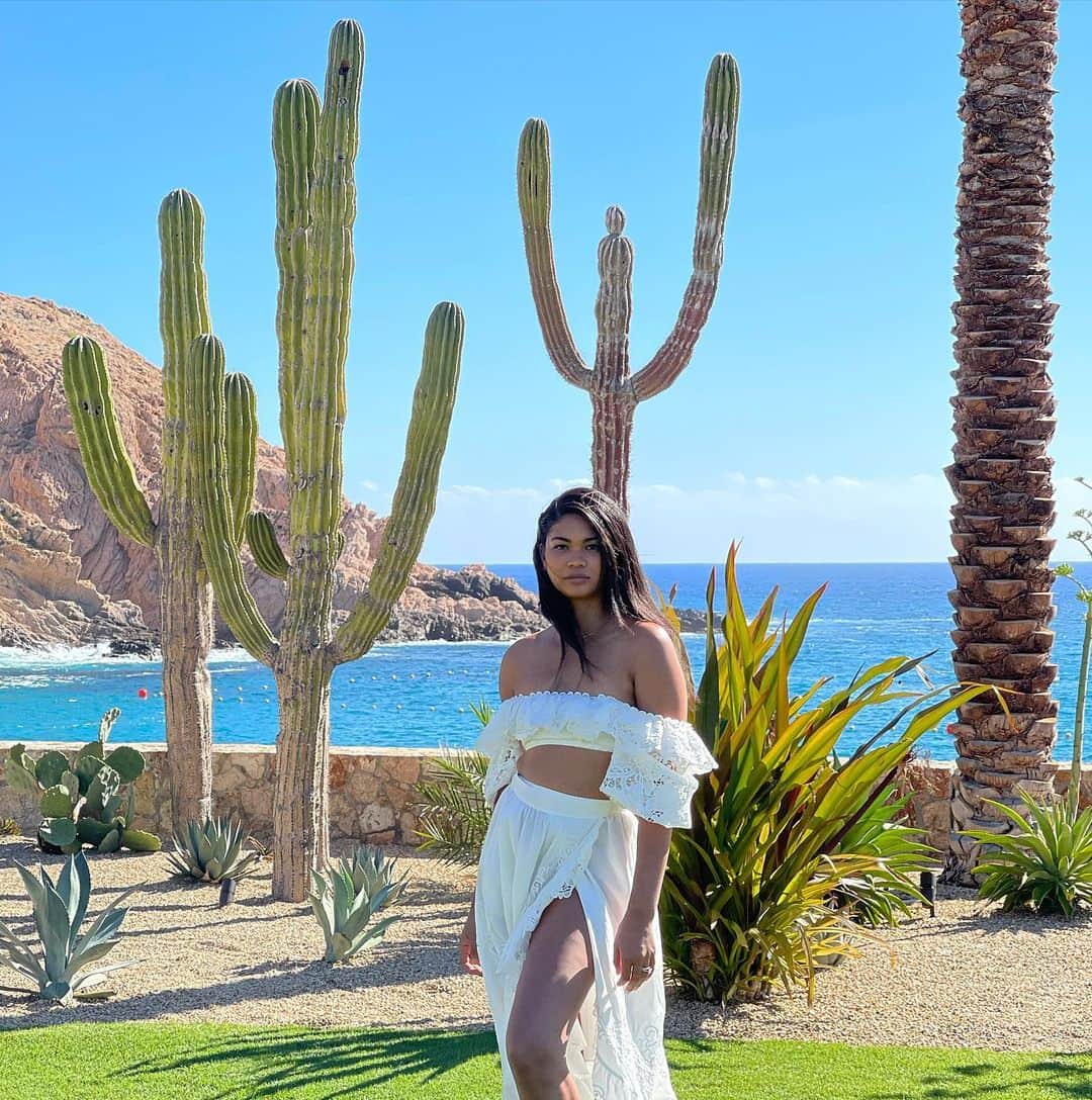 シャネル・イマンのインスタグラム：「Enjoying every bit of sunshine 🌞 🌵🌊@montageloscabos Thank you to my hubby for making my 30th a beautiful one ❤️」
