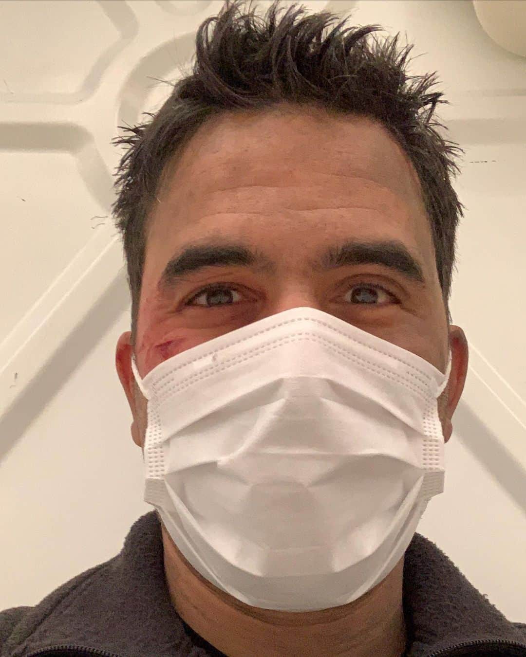 イグナシオ・セルキオのインスタグラム：「I #wearamask to protect others. To protect my parents, my neighbors and everyone in my community. I met a woman while walking my dog who thanked my for wearing my mask. She told me she gets anxious and scared when someone not wearing a mask approaches her. If something as simple as a mask can make someone else feel safe, then I’m going to do it.  . . . . . .   You uso mascarilla para proteger a los demás.  Para proteger a mis padres, a mis vecinos y a todos en mi comunidad.  Conocí a una mujer mientras paseaba a mi perro que me agradeció por usar mi máscara.  Me dijo que se pone ansiosa y se asusta cuando alguien que no lleva máscara se le acerca.  Si algo tan simple como una máscara puede hacer que otra persona se sienta segura, entonces lo haré.  #usamascarilla」