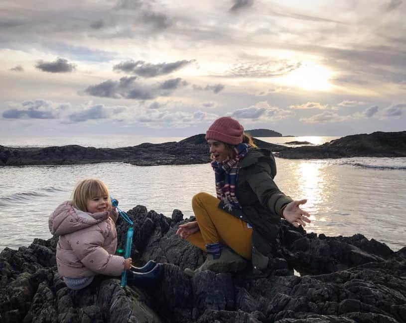 リンジー・フォンセカのインスタグラム：「Please visit my dear friend Anastasia at @inkinship for real transformative thinking about parenting. She’s coaching people through any disconnection, self flagellation and emotional struggles with their children, she is especially passionate about helping mamas who are suffering from anxiety, guilt or shame bringing them back to self love, empowerment and connection with those around them, having had such deep experience of that journey herself.  #parenthood #connectedparenting  ❤️❤️❤️ there’s help for you, please contact her. 🤗」