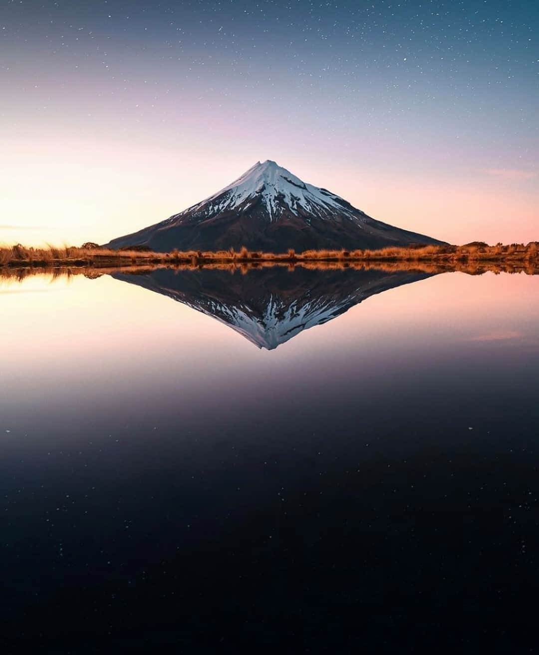 Earth Picsさんのインスタグラム写真 - (Earth PicsInstagram)「Reflection perfection at Mount Taranaki 🌋✨ Photo by @alex_stead」12月3日 3時01分 - earthpix