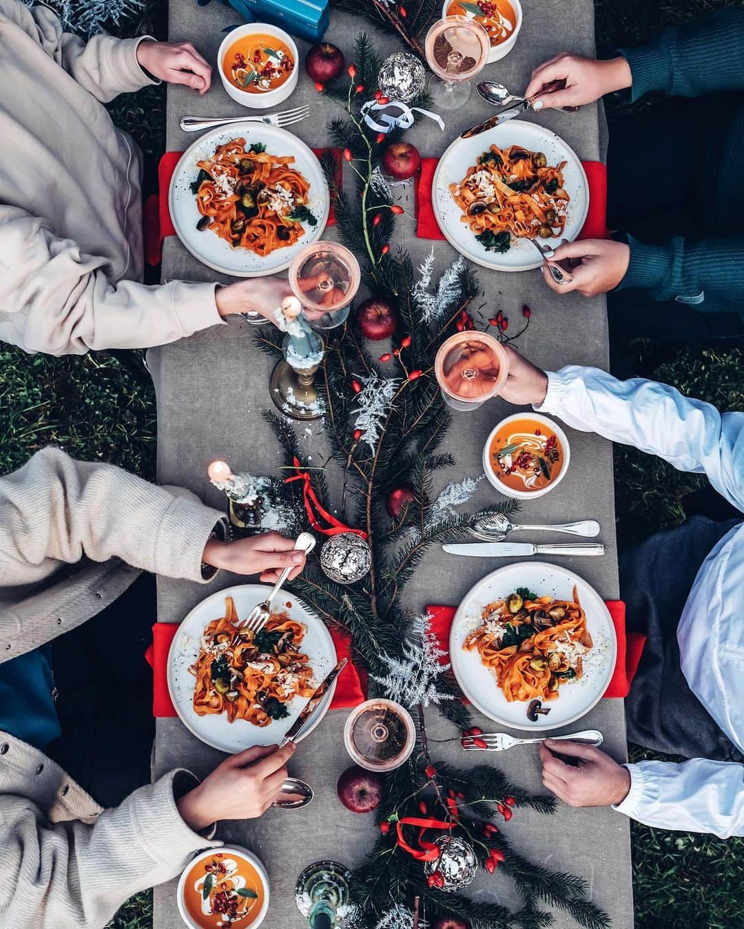 Our Food Storiesのインスタグラム：「Another vegetarian Christmas dinner idea is this delicious pumpkin-bell pepper cream soup and gluten-free pasta with Brussels sprouts, mushrooms and truffle pecorino😋🎄🌟 #ourfoodstories  ____ #gatheringslikethese #christmasdecorations #christmastable #momentslikethese #onthetable #tabledecor #tablesetting #foodstylist #foodstyling #foodphotographer #germanfoodblogger #glutenfreechristmas #glutenfreerecipes #glutenfri #glutenfrei #vegetarianchristmas #fellowmag #simplejoys」