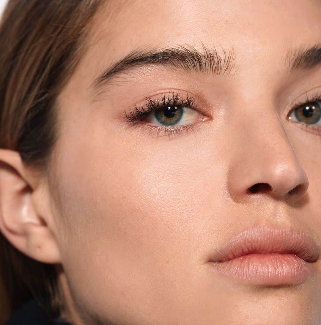 ボビー・ブラウンのインスタグラム：「Daniella is wearing au natural  Miracle Balm  It truly fixes everything. And she’s wearing 2 coats of @jonesroadbeauty mascara. And a few face pencils. But that’s it. @danielalopezosorio @benritterphoto @hervecb」