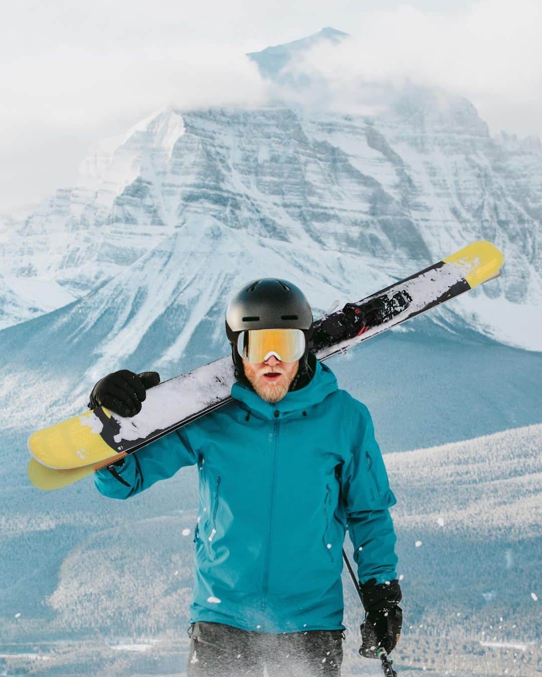 Explore Canadaのインスタグラム：「Today’s #CanadaSpotlight is on skiing and snowboarding in Canada!⁠⠀ ⁠⠀ A quintessential Canadian winter activity, skiing serves up some of the best ways to access unforgettable views, pristine nature and of course the opportunity to glide down some of Canada’s most iconic mountains! Whether you're a seasoned skier or just getting started you can always find a diverse set of runs or a friendly instructor that will make your time amazing while up on the hill. Here are the incredible places you can ski in Canada:⁠⠀ ⁠⠀ 🏔️ British Columbia - With 13 major resorts spread out over 10 mountain ranges, British Columbia is a skiers dream come true. Seeking adventure? Look no further than North America’s largest ski resort, Whistler Blackcomb. What about knee-deep powder? Find it on the slopes of Fernie Alpine Resort right on the edge of the Rockies.⁠⠀ ⁠⠀ 🏂 Alberta - For a taste of Alberta’s 30-plus ski resorts your best bet is to head to the Rocky Mountains. Here you’ll find satisfyingly long peak-to-base runs with lots of cozy and quaint mountain towns filled with some very friendly people. ⁠⠀ ⁠⠀ ❄️ Ontario - A quick drive away from Toronto (1.5 hrs) you’ll find Ontario’s largest ski resort, Blue Mountain Resort. The family friendly destination delivers 363 acres of skiable terrain throughout the resort’s diverse range of runs. ⁠⠀ ⁠⠀ 🎿 Quebec - With 10 ski resorts across three regions, Quebec makes it tough to choose which slopes to hit while on a ski trip. Tremblant, a short drive away from Montreal (2 hour drive) offers over 100 different trails to explore and consistently ranks as the number one ski resort in the east in SKI Magazine.⁠⠀ ⁠⠀ What’s your favourite ski resort in Canada? Let us know in the comments and don’t forget to hit the ‘save’ icon to easily refer back to this post and inspire future trips!⁠⠀ ⁠⠀ #WinterisDeeper #ExploreCanada #CanadaNice⁠⠀ ⁠⠀ *Know before you go! Check the most up-to-date travel restrictions and border closures before planning your trip and if you're travelling in Canada, download the COVID Alert app to your mobile device.*⁠⠀ ⁠⠀ 📷: @mikeseehagel, @blakejorgenson, Adam Stein ⁠⠀ 📍: @skicanadaofficial⁠⠀」