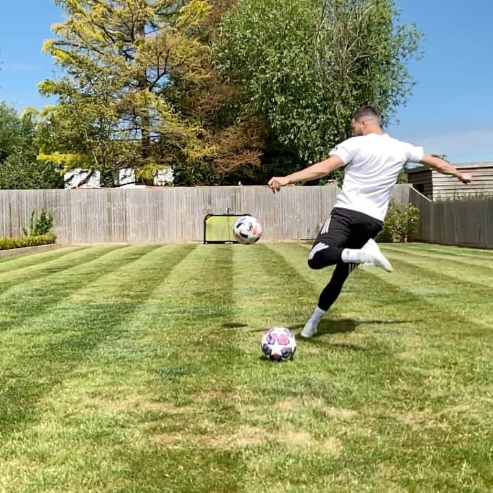 F2Freestylersのインスタグラム：「Mini goal 🥅, top bins 🔝🗑, little bit of right to left ↗️2️⃣↖️, go on then ✅🤣」