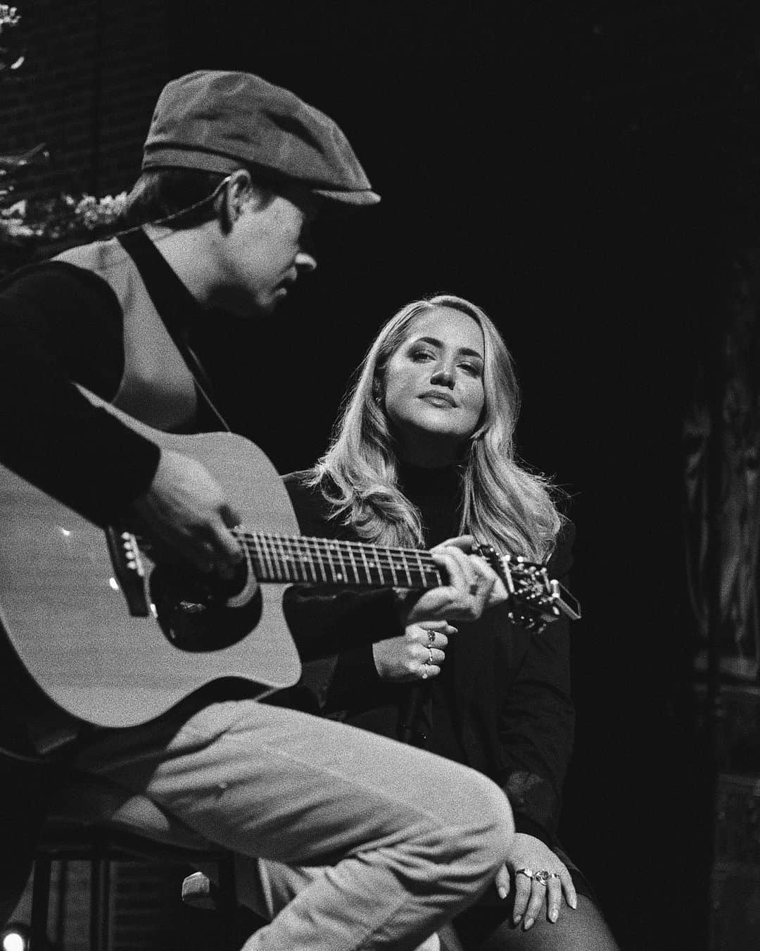 のインスタグラム：「Mini stream performance from last Monday, hopelijk snel weer (met publiek) 🖤」