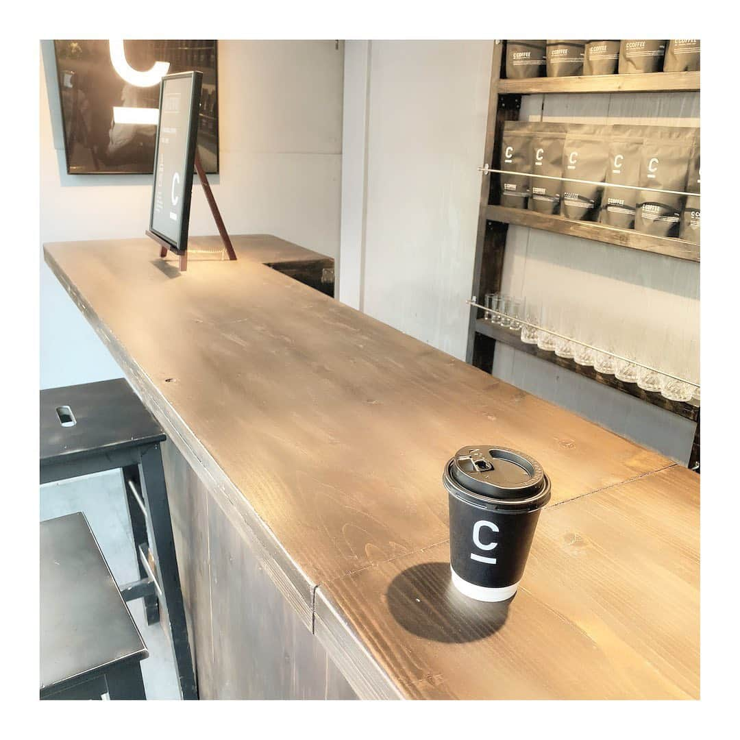 雪森れいらのインスタグラム：「ㅤㅤㅤ ㅤㅤㅤ ㅤㅤㅤ  C COFFEE BAR☕️ (@c_coffee_official )  ㅤㅤㅤ  12月1日にオープンなので 1日に行ってきましたぁあ🐰  ㅤㅤㅤ  WEB販売のみだった チャコールコーヒーのC COFFEE が TLUX とコラボしてて 渋谷で飲めようになったよ☕️  ㅤㅤㅤ  ちなみに 🖤C COFFEEとは？🖤 炭のパウダーが入っている チャコールコーヒー☕️ 炭の高い吸着力で、不要なものを デトックスしてくれます https://mejshop.jp/c-coffee/  ㅤㅤㅤ  コーヒー飲むなら ダイエットにいい方がいいから これ飲んで歩いて雪森も痩せよ。 味も美味しいし雪森はブラックで🖤  ㅤㅤㅤ  ちなみに オープンエアのカウンターなので 風通しが良くてgood 🖤  ㅤㅤㅤㅤㅤㅤ  🌹場所 〒150-0042 東京都渋谷区宇田川町31-2  ヨシモト∞ホール屋外 BAR TRUCK MEDIA TLUX 内 ㅤㅤㅤ  🌹時間 毎週水・金・日の12:00-17:00  ㅤㅤㅤ  #pr  #チャコールコーヒー  #ダイエットコーヒー #チャコールクレンズ #ダイエット #シーコーヒー #cコーヒー #c_coffee #TLUX #トラックス #バートラック #移動型バー #ダイエット部  #コロナ対策」