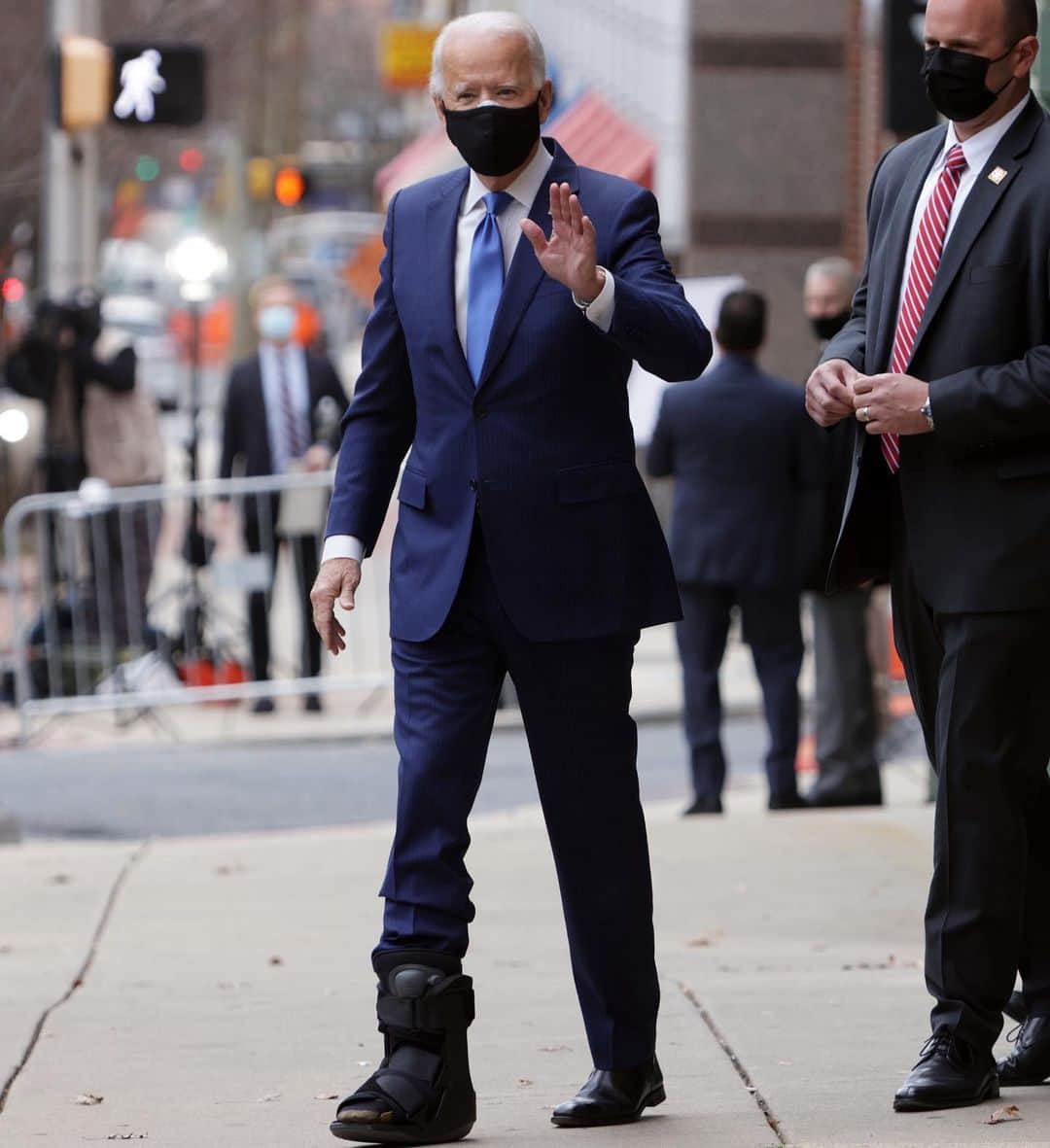Just Jaredさんのインスタグラム写真 - (Just JaredInstagram)「President-elect @joebiden was seen in a walking boot after reportedly fracturing his foot. He will be wearing the boot for a few weeks as he heals.  #JoeBiden Photos: Getty」12月3日 3時11分 - justjared