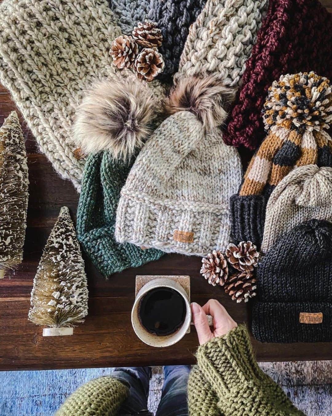 FOLKのインスタグラム：「The Comfort Gift Guide. Hello to homey holidays. New and up now at www.folklifestyle.com.  @littlebirdiedesign  @lostineathome  @themaplehouseco  @elsie_green  @markalbertboots  @farmhousepottery」