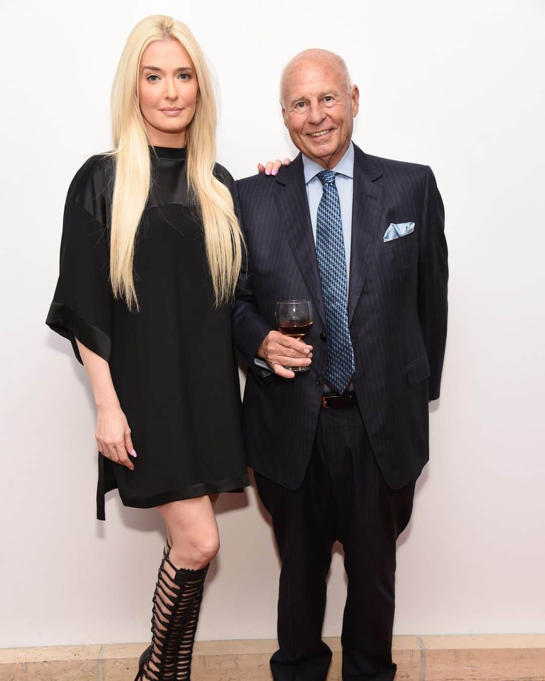 E! Onlineさんのインスタグラム写真 - (E! OnlineInstagram)「#RHOBH star Erika Jayne and her estranged husband Tom Girardi are being sued for fraud and embezzlement. Details of the case involving an airplane crash settlement are in our bio. (📷: Sipa via AP Images)」12月3日 3時15分 - enews