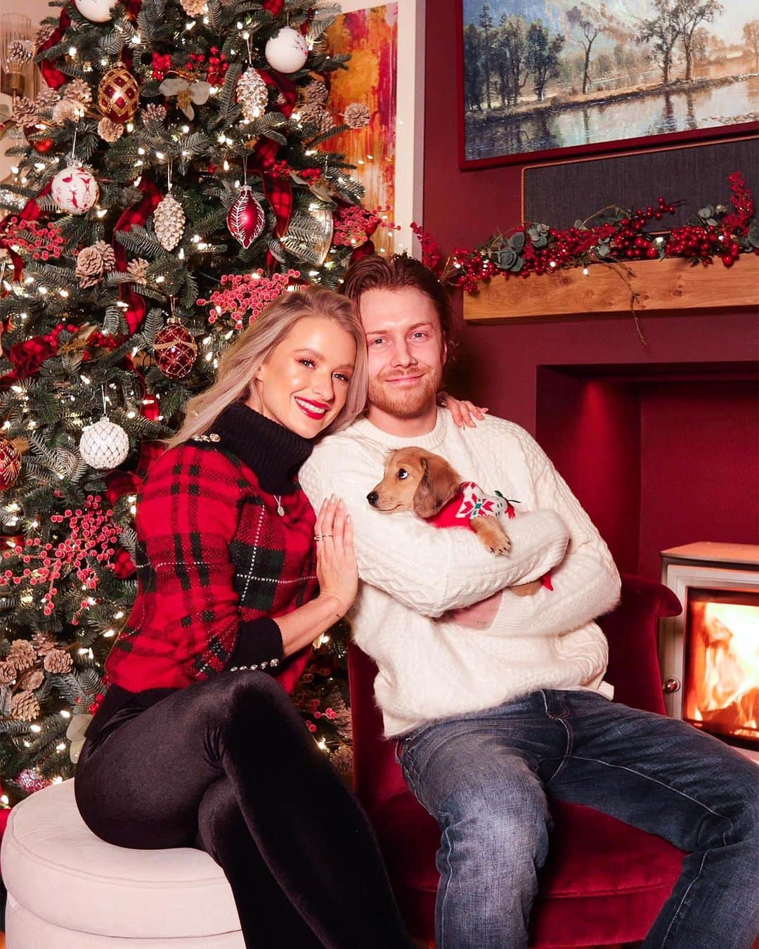 ビクトリアのインスタグラム：「Our @littleboe is celebrating his first Christmas this year, and we feel so lucky to have the happiest, most loving boy in the world. He’s changed our lives completely. But for many dogs, they’re not so lucky to live in a happy home. That’s why this year I’ve donated £2500 in Boes name, to @the_blue_cross - to support homeless, sick or abandoned dogs. For Frowmas I will be donating to four charities that I believe in, over four weeks, and this is the charity I’d love for you to help me support this week. Go to @the_blue_cross to find out more and thankyou 💙💙💙 #EverythingTogether」