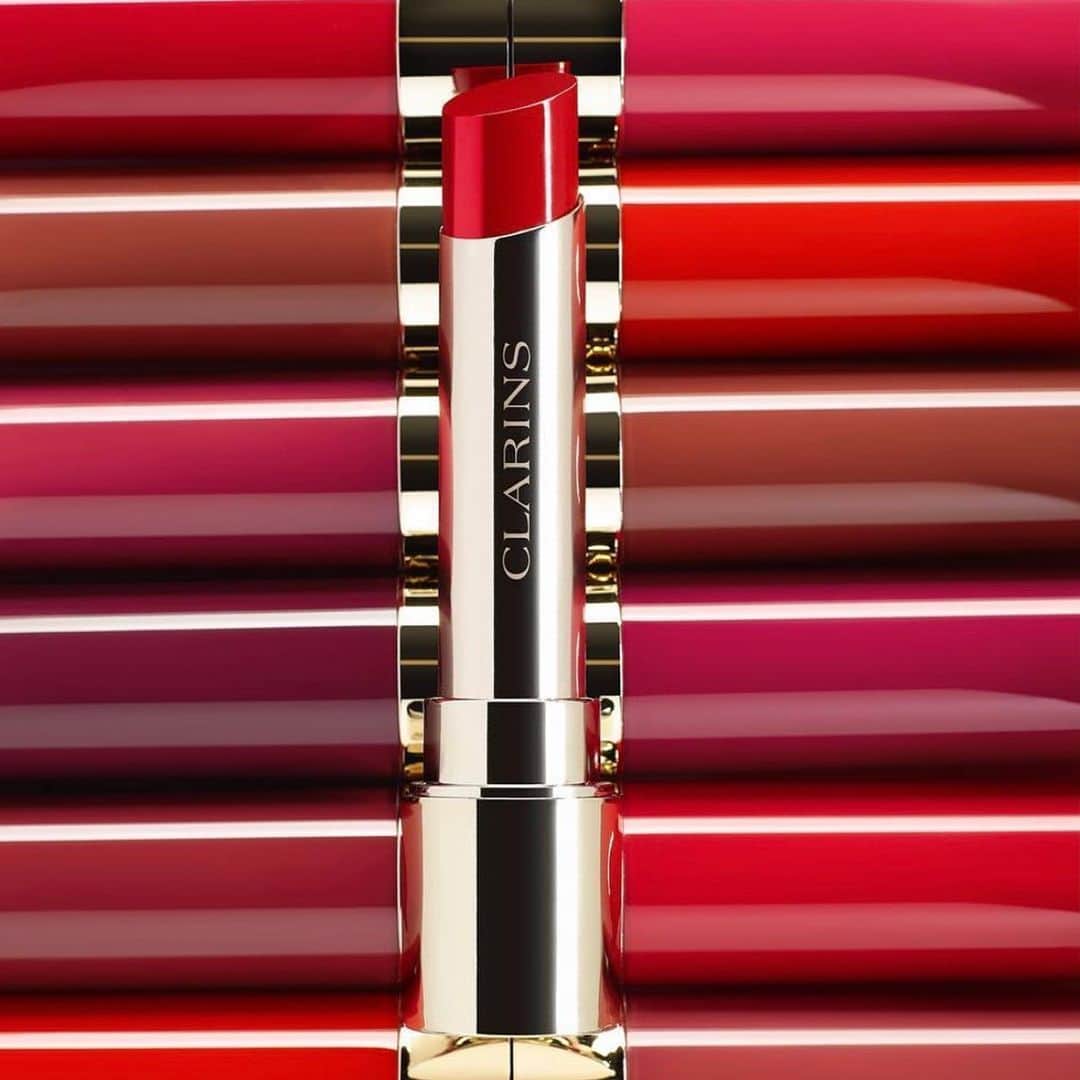 CLARINSさんのインスタグラム写真 - (CLARINSInstagram)「Drop us a ♥️ if you too love some holiday lip color and shine?! ♥️Check out our Joli Rouge Lacquer Super-hydrating lipstick for vinyl-like shine and intense, long-lasting color and hold. #wow   #makeup #clarins #clarinsmakeup #holidaymakeup」12月3日 3時36分 - clarinsusa