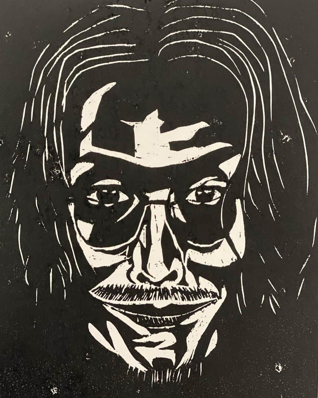 屋敷裕政のインスタグラム：「関ジャニ∞の安田章大さんを版画にしました。  #版画好きと繋がりたい #遂にジャニーズまで来ました #森進一さんのモノマネをしている時の安田さんらしい #でも版画にしたらほぼジョニーデップ #最近SNSに版画あげてないけどちょこちょこ彫ってます #1人版画リレー #ヤシキ版画 #ジャニ勉 #関ジャニ」