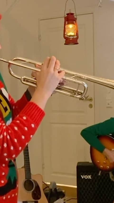 ティーネ・ティング・ヘルセットのインスタグラム：「2nd of December in my Advent Calendar:  "Et lite barn så lystelig"  arr: Jarle Storløkken  One of my favourite tunes! And in this fun arrangement I hope you find it just as fun to listen too as it is plaing it :)  T x  Jarle and Gunnar joined me to record 24 songs in 1 day...!! We had so much fun!  I will post one video every day until Christmas. Hopefully this will bring some extra holiday spirit 🎄   🌟  @earlbigloop @gunnarflagstad」