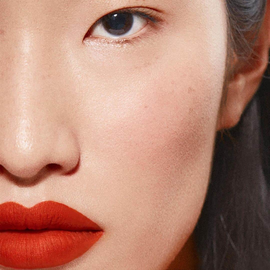 Armani Beautyさんのインスタグラム写真 - (Armani BeautyInstagram)「Beauty wardrobe. Dress your lips with LIP MAESTRO in intense shade 417 "Blaze" to create a classic red lip look for the holidays.   #Armanibeauty #LipMaestro #lipstick」12月3日 4時02分 - armanibeauty