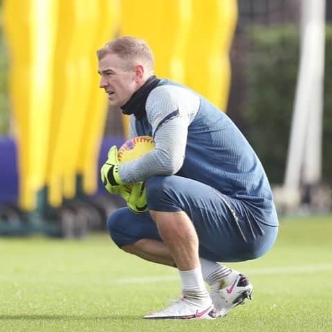 ジョー・ハートのインスタグラム：「🧤 ⚽️ @spursofficial @europaleague」