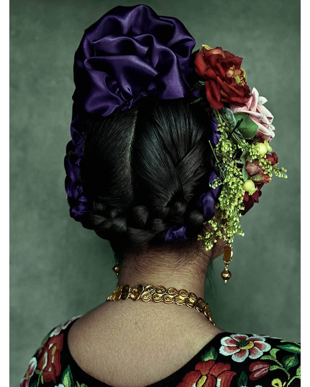 マリオ・テスティーノさんのインスタグラム写真 - (マリオ・テスティーノInstagram)「The women of Juchitán, Mexico, are extraordinary and that is evident when you see their incredible costumes. They express themselves with colours, embroidery and in their choice of flowers for their hair, showing their personalities as well as the history of their region. Frida Kahlo chose to dress in their style to show her pride in being Mexican.  This community, descendant of the Zapotec culture, maintains a tradition of openness and incorporation of different identities. They recognize the Muxe, a third gender besides men and women, as an important part of their community. _ Las mujeres de Juchitán, México, son extraordinarias, y eso es evidente al ver sus increíbles trajes. Expresan en colores, bordado y en la elección de flores para su cabello la personalidad de cada una, así como la historia de su región. Frida Kahlo eligió vestirse a su estilo para mostrar su orgullo de ser mexicana.  Esta comunidad, descendiente de la cultura zapoteca, mantiene una tradición de apertura e incorporación de diferentes identidades. Ellos reconocen a las personas Muxe, un tercer género además de hombres y mujeres, como parte importante de su comunidad.    #ABeautifulWorld #Juchitan #Mexico🇲🇽 #foroecologicojuchiteco #nataliatoledo #tarulopez #solymarxadani」12月3日 4時00分 - mariotestino