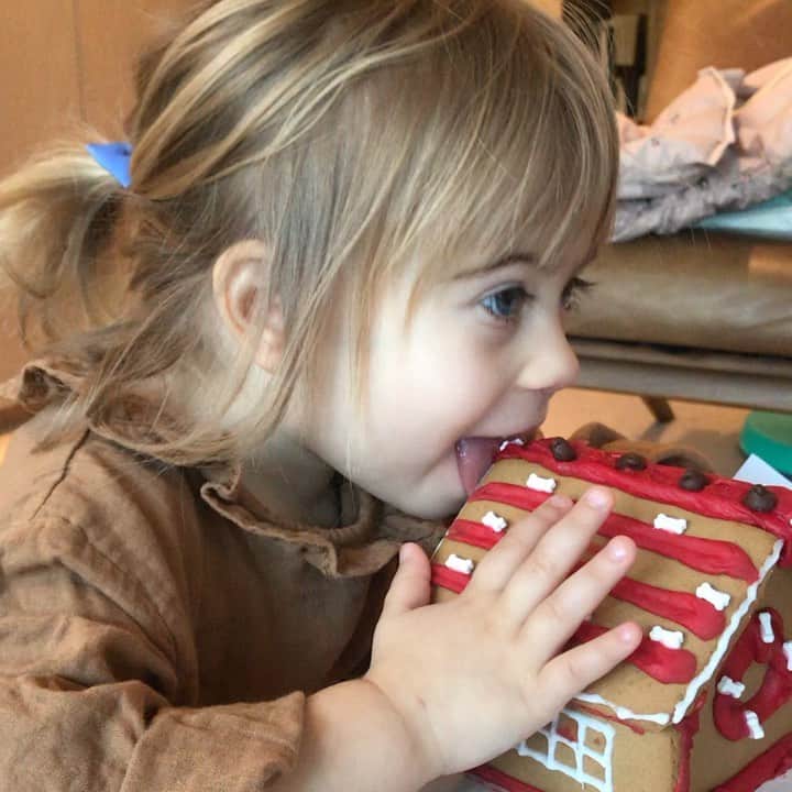 リンジー・フォンセカのインスタグラム：「“I keep you all day ginger bread house. I. Love. You. “」