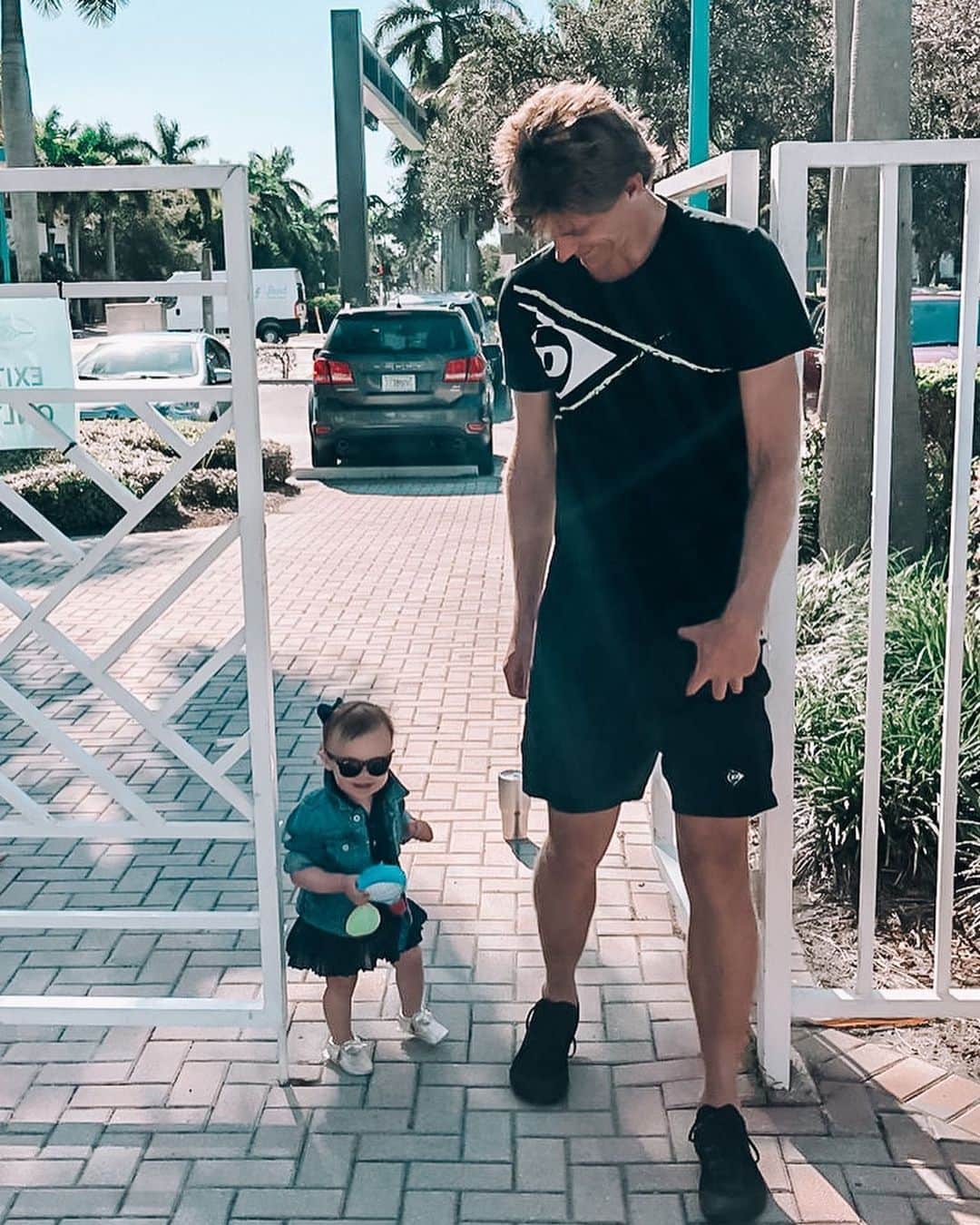 ケビン・アンダーソンのインスタグラム：「My practice partner is pretty quick these days 😄 Keira also loves her racquet from @little_sport_star, she’s starting with a soft one first!」
