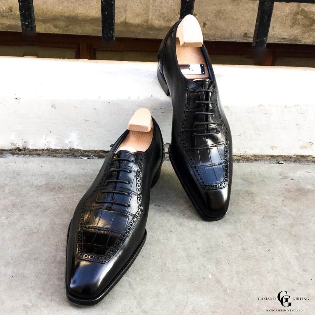 ガジアーノ&ガーリングさんのインスタグラム写真 - (ガジアーノ&ガーリングInstagram)「The Grendon in Black calf and black alligator is one bad boy shoe! Seen here made to order on the Deco square last. . . . . . . . . . #menstyle #classicshoes #elegantshoes #handwelted #handmadeshoes #classicfootwear #stylish #shoemaker #mensfootwear #bespokemakers #fashion #brspokemakers #bespokeshoes #mensfashion #madeinengalnd  #mensshoes #menswear #shoesoftheday #shoestagram #shoestyle #shoeporn #shoes」12月3日 4時06分 - gazianogirling
