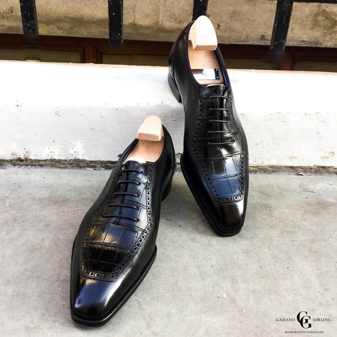のインスタグラム：「The Grendon in Black calf and black alligator is one bad boy shoe! Seen here made to order on the Deco square last. . . . . . . . . . #menstyle #classicshoes #elegantshoes #handwelted #handmadeshoes #classicfootwear #stylish #shoemaker #mensfootwear #bespokemakers #fashion #brspokemakers #bespokeshoes #mensfashion #madeinengalnd  #mensshoes #menswear #shoesoftheday #shoestagram #shoestyle #shoeporn #shoes」