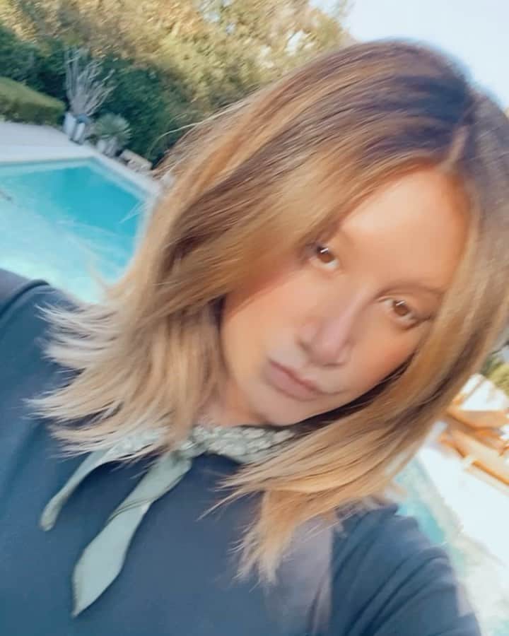アシュレイ・ティスデイルのインスタグラム：「Just call me Bronzy 💁🏼‍♀️ @traceycunningham1」