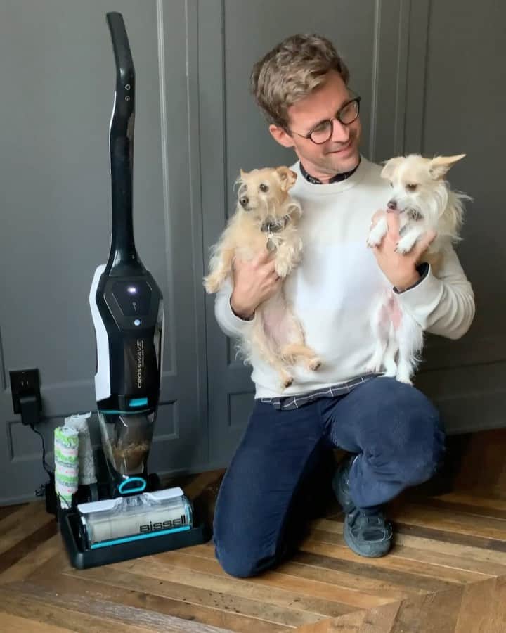 ブラッド・ゴレスキーのインスタグラム：「#AD My little rescue pups can make big messes. Fortunately, the @bissellclean CrossWave® Cordless Max keeps my home tidy and even self cleans! I use it to vacuum and wash sealed hard floors throughout my home, especially around Alice and Theo’s food station. Such a good time saver from BISSELL®, especially as we head into the holidays!  #BISSELL #CrossWaveCordlessMax」