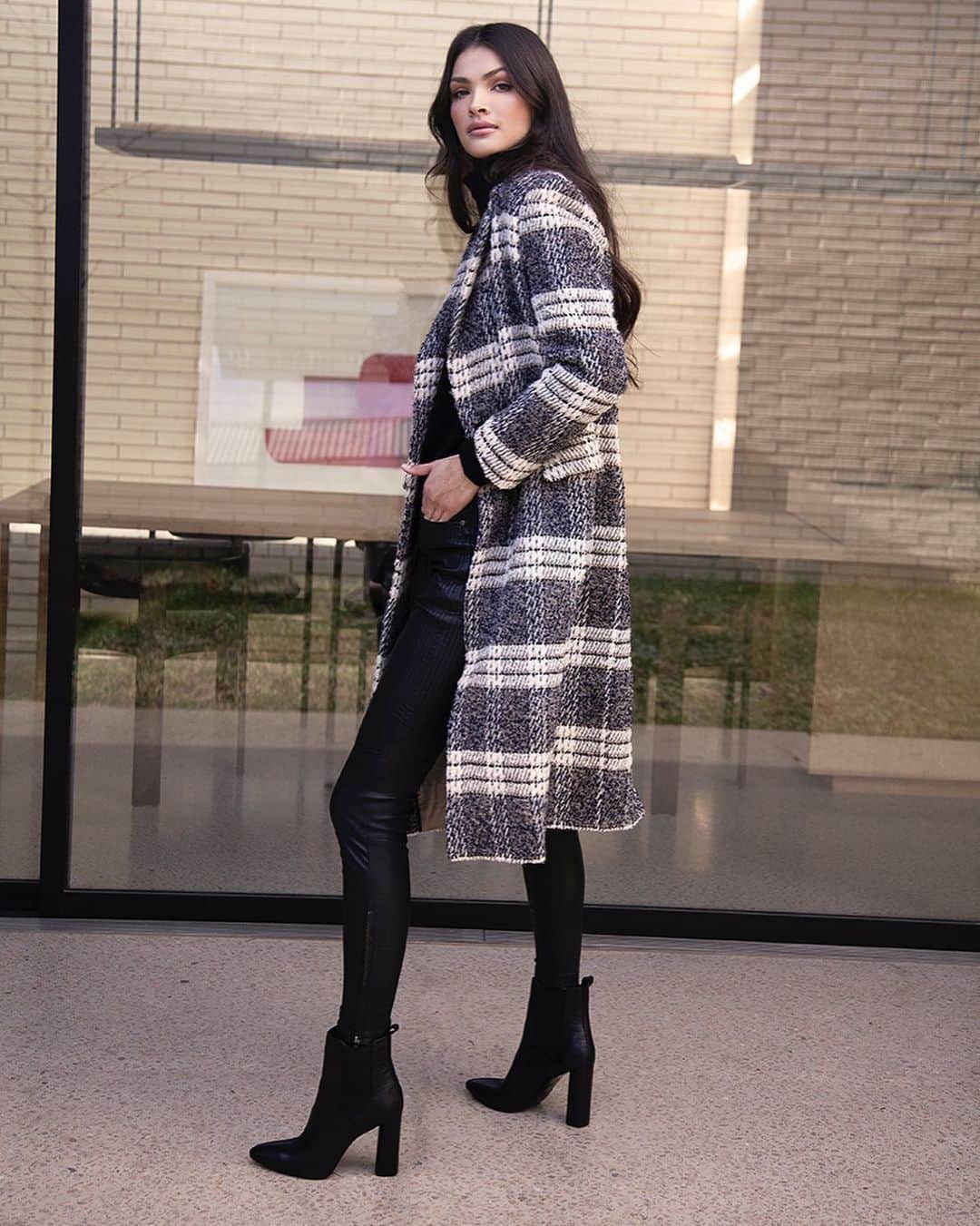 クーカイのインスタグラム：「Succombez à la tendance carreau avec le manteau Léonor ! Associez-le avec un pantalon en cuir et des bottines à talons hauts pour un look ultra mode.  #kookai #coat #outfit」