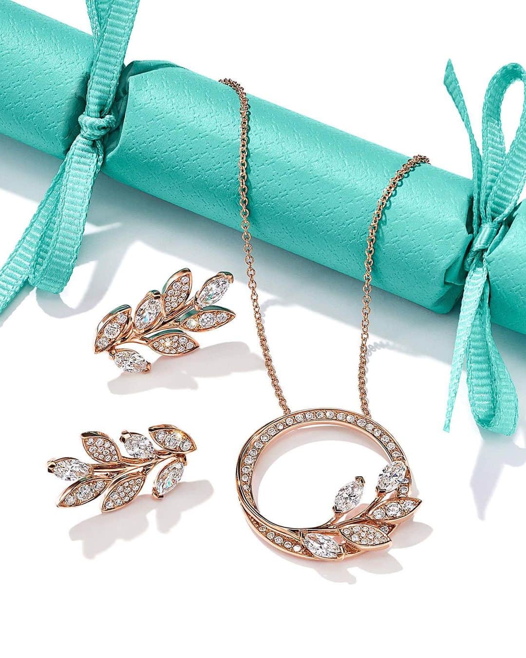 ティファニーさんのインスタグラム写真 - (ティファニーInstagram)「The best presents are the ones that pop. Tap to make sparks fly with Tiffany Victoria® and discover more via the link in bio. #TiffanyFavorites #Tiffany&Co」12月3日 4時12分 - tiffanyandco