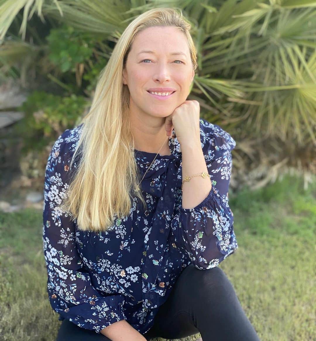のインスタグラム：「“A friend once gave me a speech about life being like a cookie and you just have to take a bite out of it. It is so silly and simple, but every time I was faced with some sort of a challenge I remembered that and forged ahead.”- Beth Yorn. We went #BehindtheBusiness with Beth of @elisabethbelljewelry. Click the link in our bio to read about how she started her jewelry company a decade ago and tap now to shop her top, appropriately named the Bell Top! #shoshanna #femalefounded #femalefounders #femaleentrepreneur」