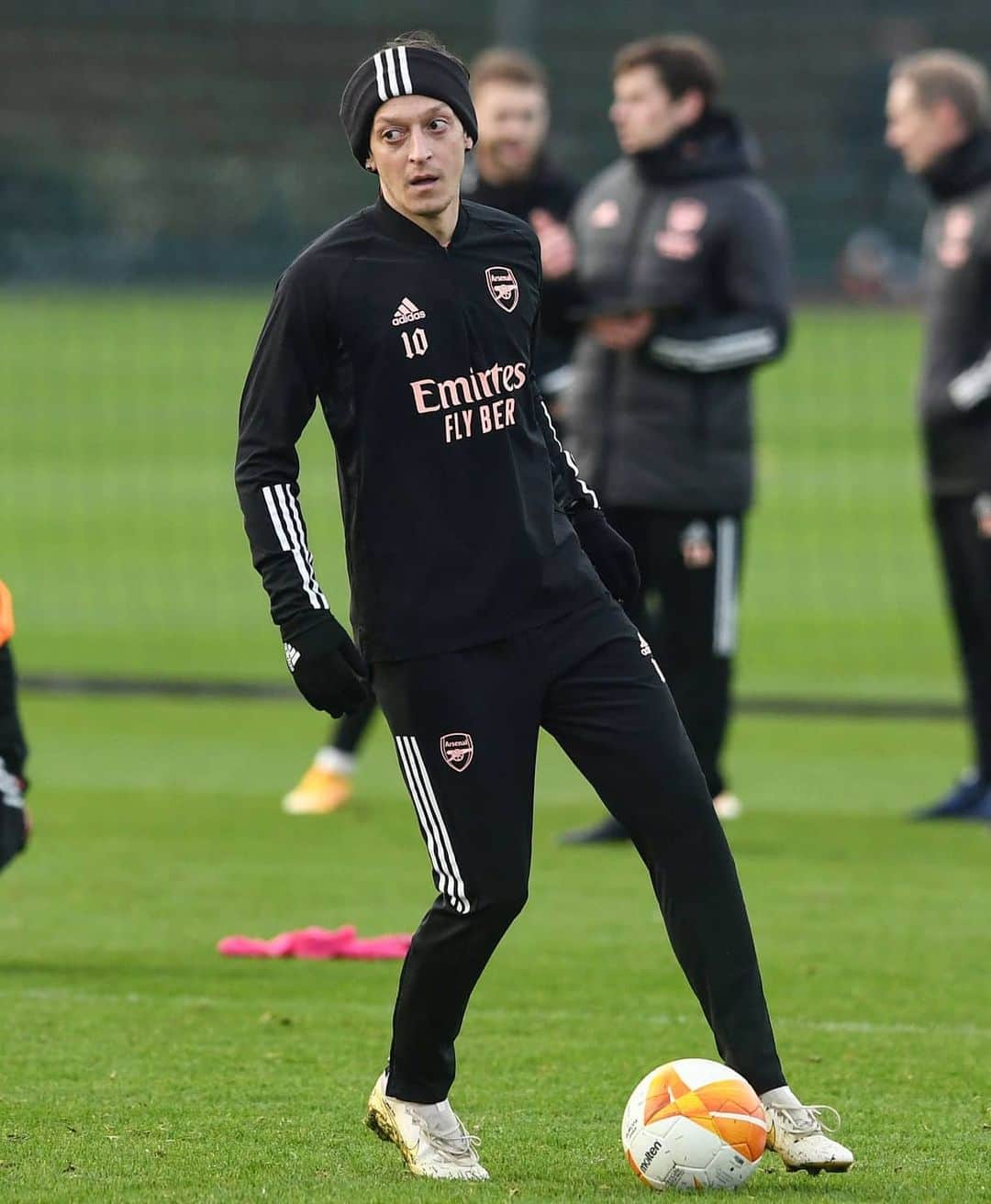 メスト・エジルのインスタグラム：「Focus, patience & resilience 💯💪🏼🦁🙏🏼⚽ #COYG #M1Ö #YaGunnersYa @Arsenal」