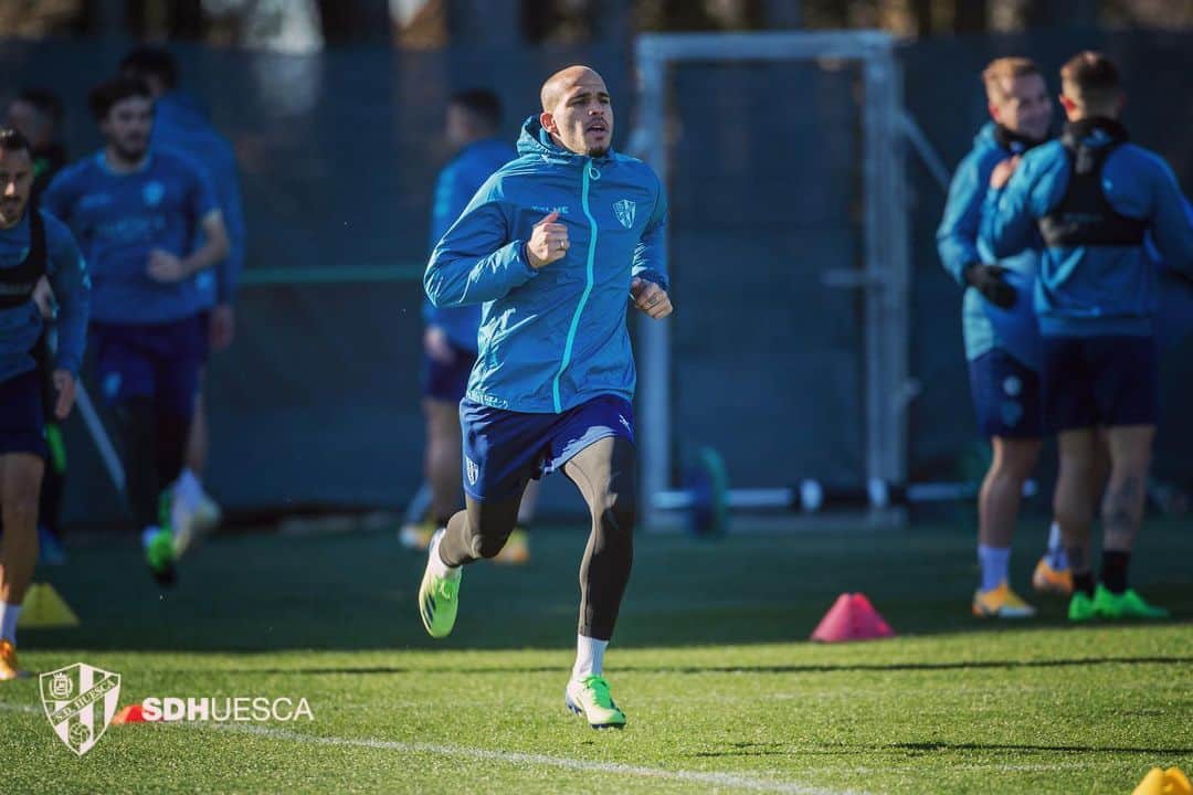 サンドロ・ラミレスのインスタグラム：「𝙎𝙏𝙀𝙋 𝘽𝙔 𝙎𝙏𝙀𝙋 🏃🏻💨 #VamosHuesca #Training」