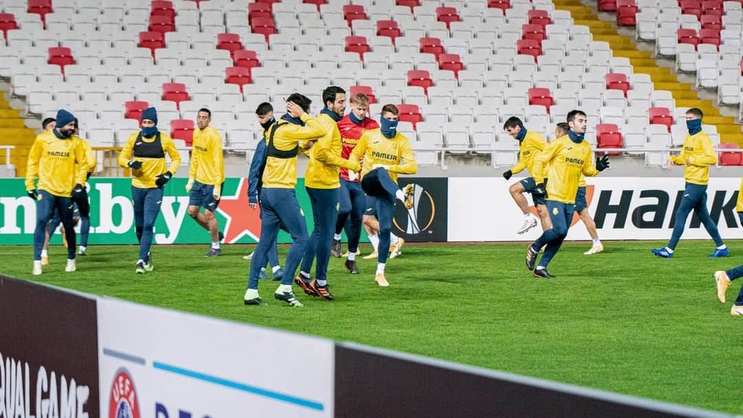 ビジャレアルCFのインスタグラム：「El Submarino se ha ejercitado esta tarde en el Yeni 4 Eylül Stadyumu de Sivas, escenario del enfrentamiento ante el Sivasspor.  🏟⚽. .  The Submarine have trained this afternoon at the Yeni 4 Eylül Stadium in Sivas, scene of the match against Sivasspor.  🏟⚽. .  #UEL   @europaleague」