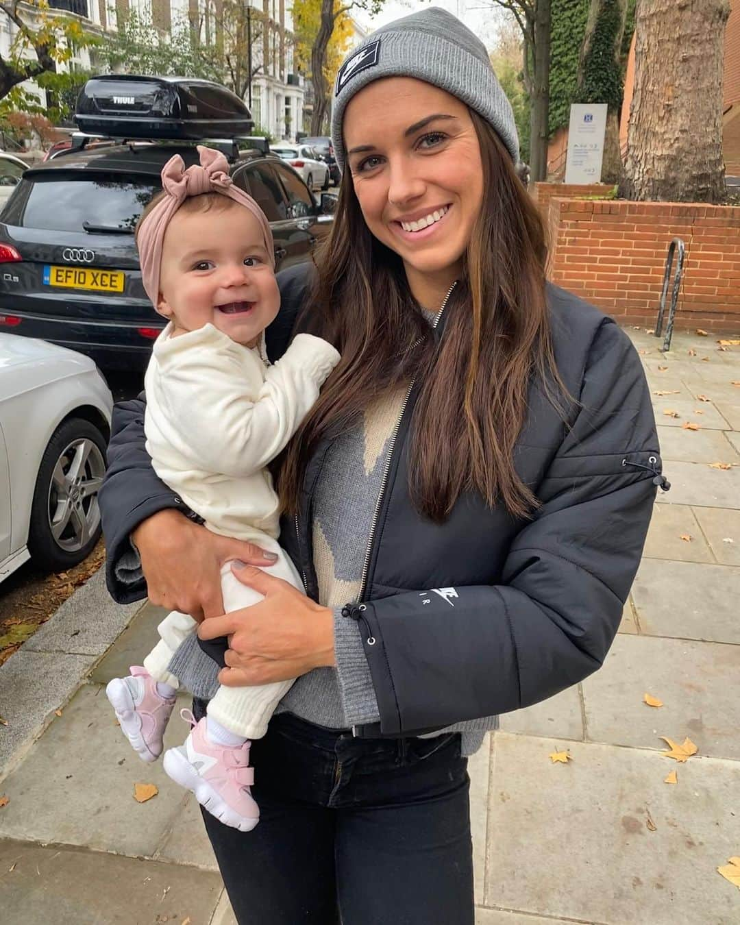 アレックス・モーガンさんのインスタグラム写真 - (アレックス・モーガンInstagram)「She's pretty cool, I think I'll keep her.」12月3日 4時54分 - alexmorgan13