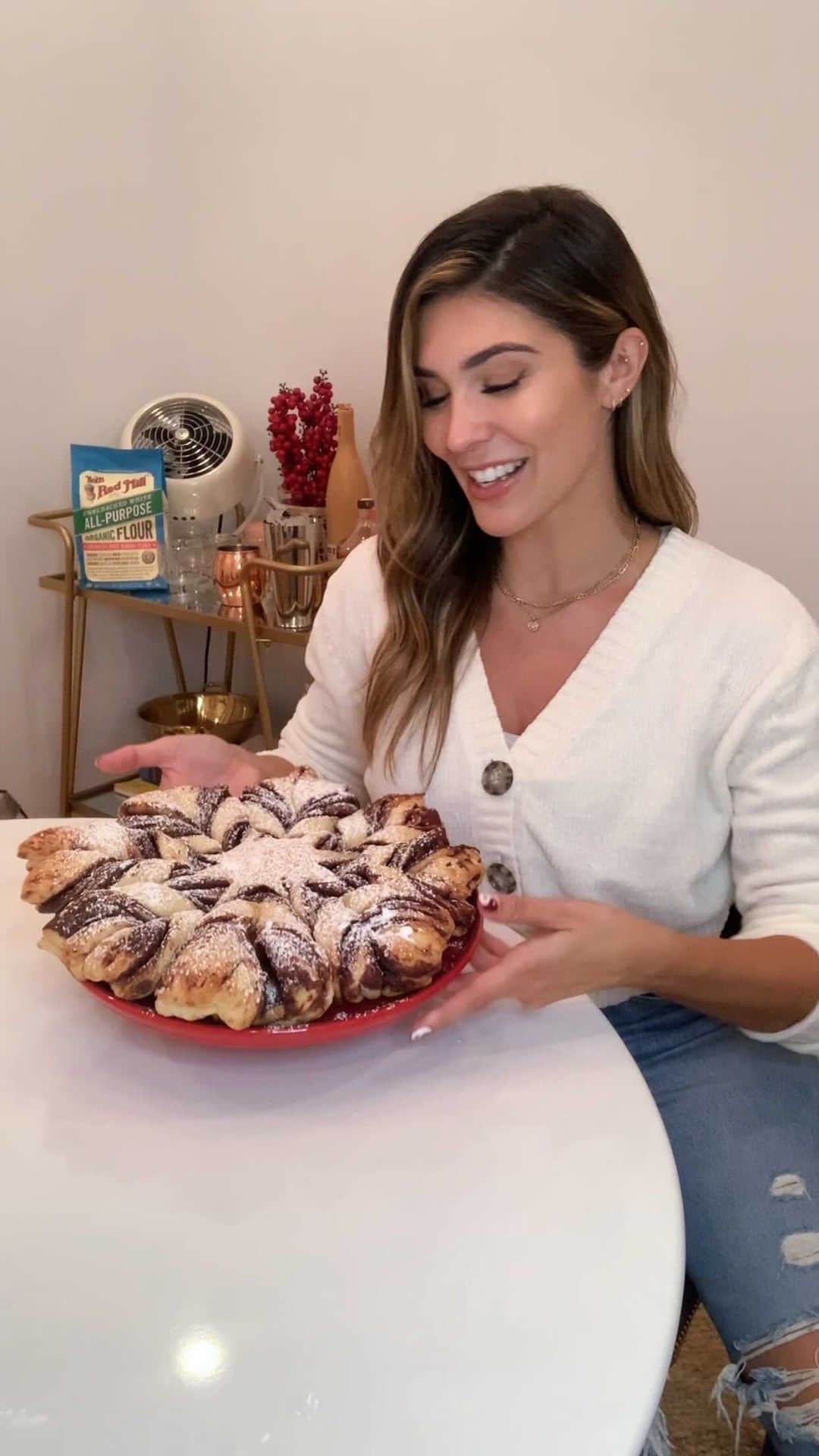 キャシー・ケリーのインスタグラム：「tis the season for holiday baking (and holiday eating of course) ⛄ love using @BobsRedMill all-purpose and buckwheat flour, and excited to try all of their other products!! the full recipe for this orange chocolate snowflake bread is in my stories highlight #ad #BobsRedMill」