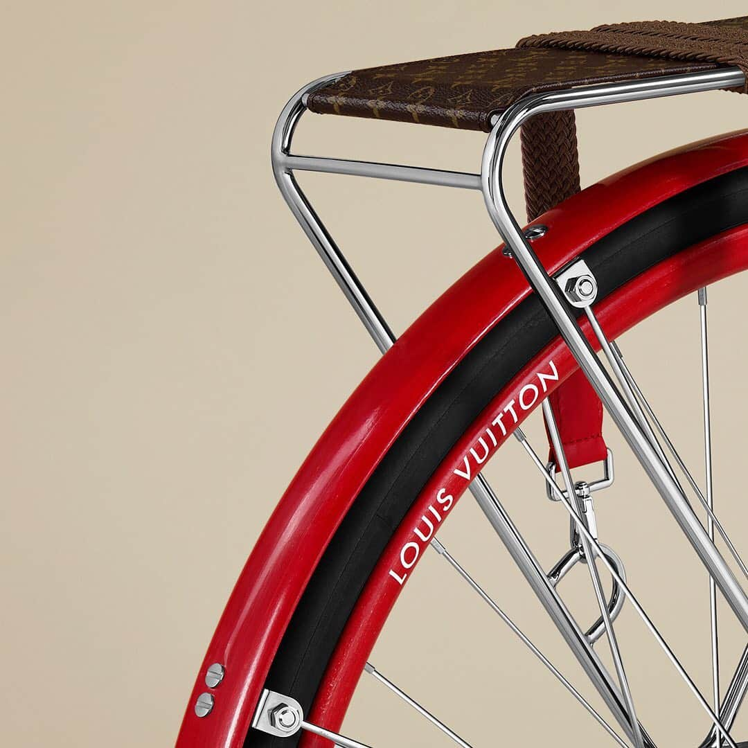 HYPEBEASTさんのインスタグラム写真 - (HYPEBEASTInstagram)「#hypeAF: Maison TAMBOITE and @louisvuitton have linked up for a very special project: the LV Bike. The bike is a rework of Maison TAMBOITE Paris’ classic model that has been treated to a host of special Louis Vuitton house design elements. For example, its understanding of leather craftsmanship and woodwork has been applied to the hand-made bicycle, resulting in components such as the seat and frame being wrapped in LV monogrammed leather. Check the link in bio for more info. It is available exclusively at Louis Vuitton stores worldwide on a made-to-order basis now.⁠⠀ Photo: Mathias De Lattre」12月3日 4時51分 - hypebeast