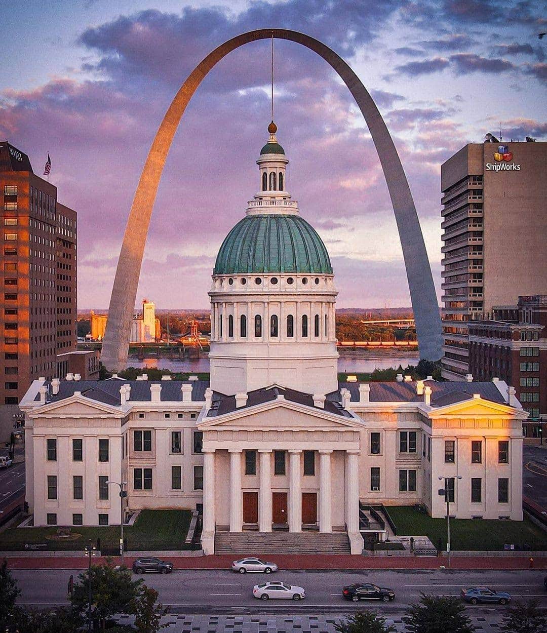 Visit The USAさんのインスタグラム写真 - (Visit The USAInstagram)「Catching the sunset over Gateway Arch National Park in St. Louis, Missouri! Gateway Arch has a tram ride up to the top so you can also experience the amazing views! Would you be brave enough to ride to the top? #VisitTheUSA 📸 : @gnzlz__c」12月3日 5時00分 - visittheusa