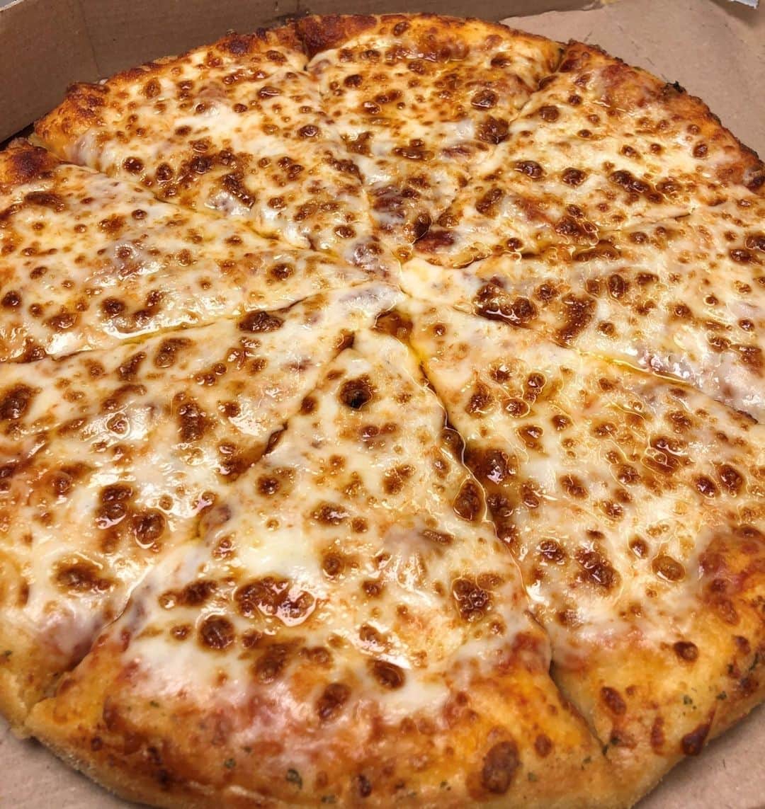 Domino's Pizzaさんのインスタグラム写真 - (Domino's PizzaInstagram)「Say “Cheeeeese!” if you’re feeling hungry now. 😏⁣」12月3日 5時00分 - dominos