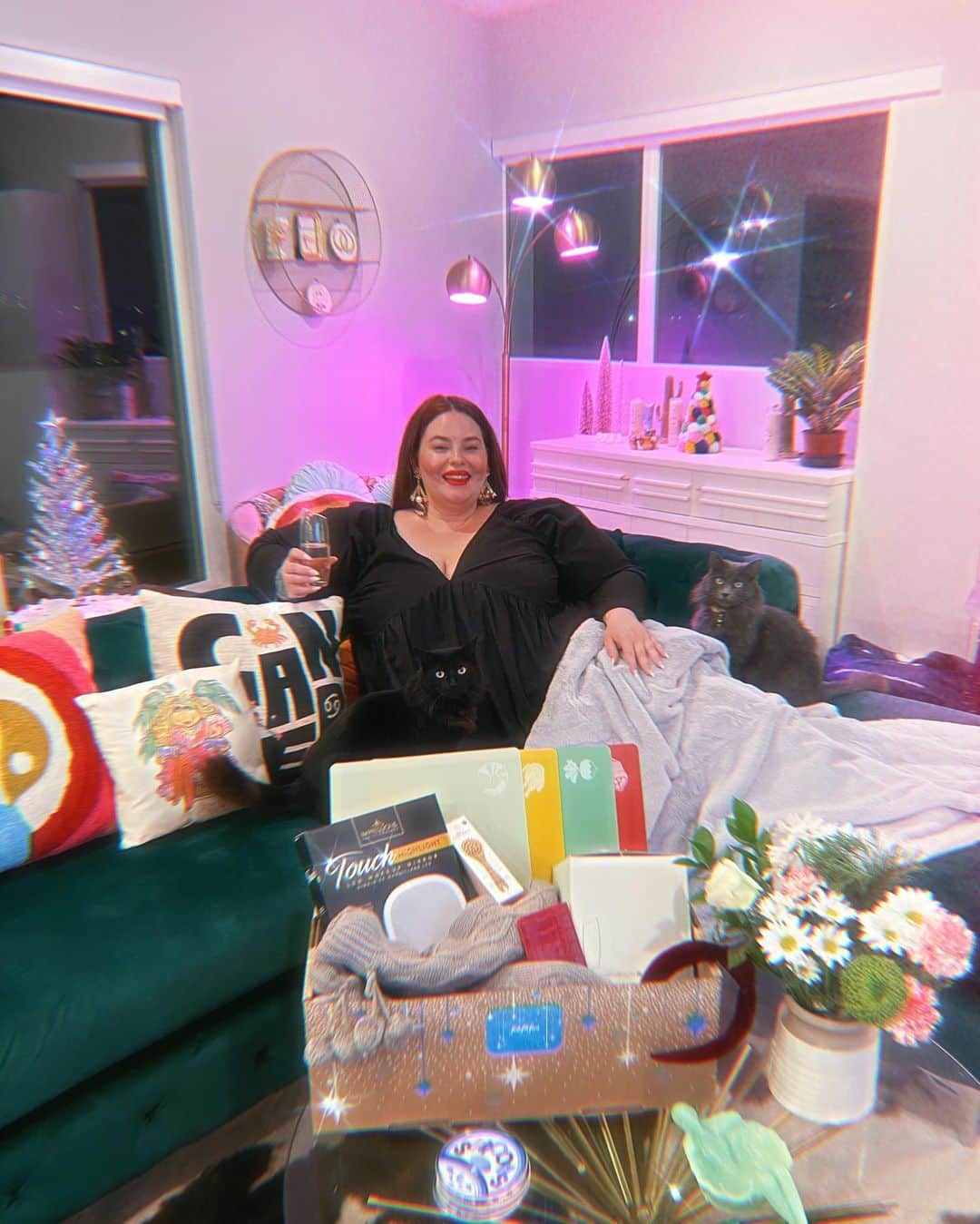 テス・ホリデーのインスタグラム：「Cat lady but with champagne & cozy spaces is my vibe forever! 🐈🥂🐈‍⬛ The Winter Box from @fabfitfun is by far my fav box this year! #FabFitFunPartner ❄️⁣ ⁣ The Unhide Lil’ Marshmallow Blanket has a ridiculously cute name, but it’s cruelty free & the softest blanket ever! Oh & the BOMSHBEE Sloane Champagne Flutes are so chic! The box is retailed at over $200, & it’s under $50! It’s a great gift for yourself 😈 or someone else this season!✨⁣ ⁣ Use my code “TESS” for $10 off your FIRST box at www.fabfitfun.com ✨」
