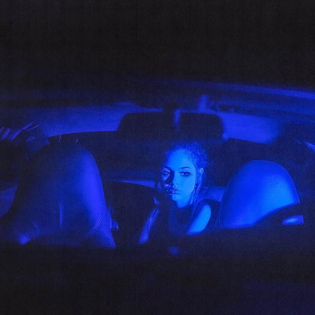 マギー・リンデマンのインスタグラム：「“LONER” last single of the year out 12/04 🖤 pre save / pre add link in bio!」