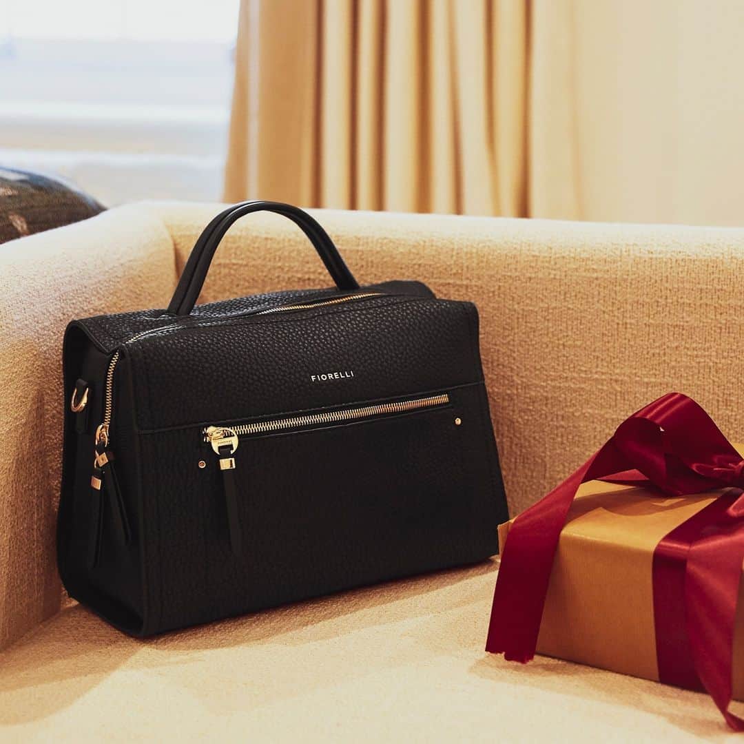 のインスタグラム：「Pick up the perfect gift and save £15 when you spend £60 or £10 when you spend £40, for a limited time only 🎁 #FiorelliBags #ChristmasGift #GiftFinder」