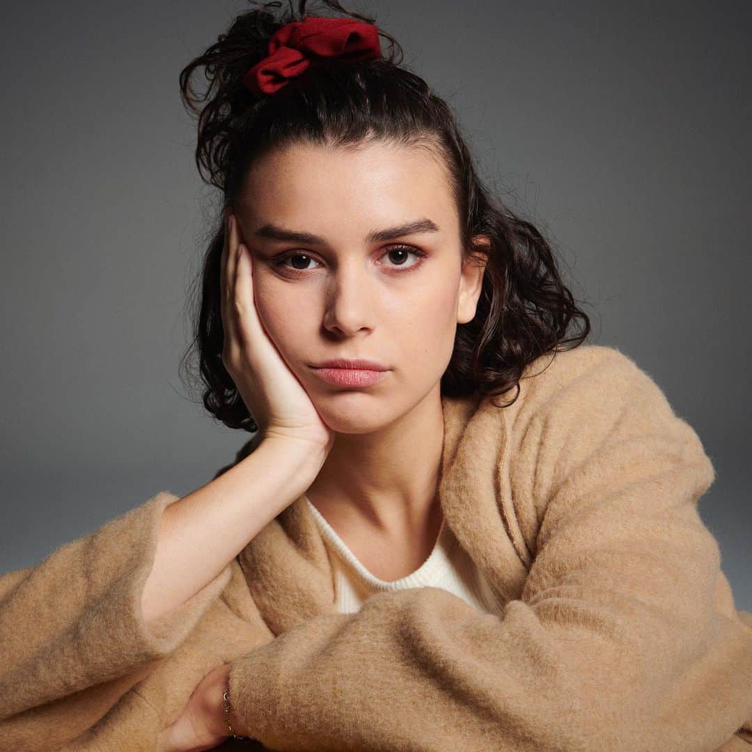 アメリカンビンテージのインスタグラム：「En attendant les fêtes de fin d’année… ⏳🔔 Ne passez pas à côté de nos cardigans cocooning — ils pourraient bien vous procurer la dose de douceur dont vous avez besoin en ce moment. À retrouver en ligne ou en magasin.  #amvfestiveseason .  Waiting for the Holidays like… ⏳🔔 Don’t miss out — our cozy winter cardigans might be the extra dose of softness you need right now. Shop online and in-store. #amvfestiveseason」