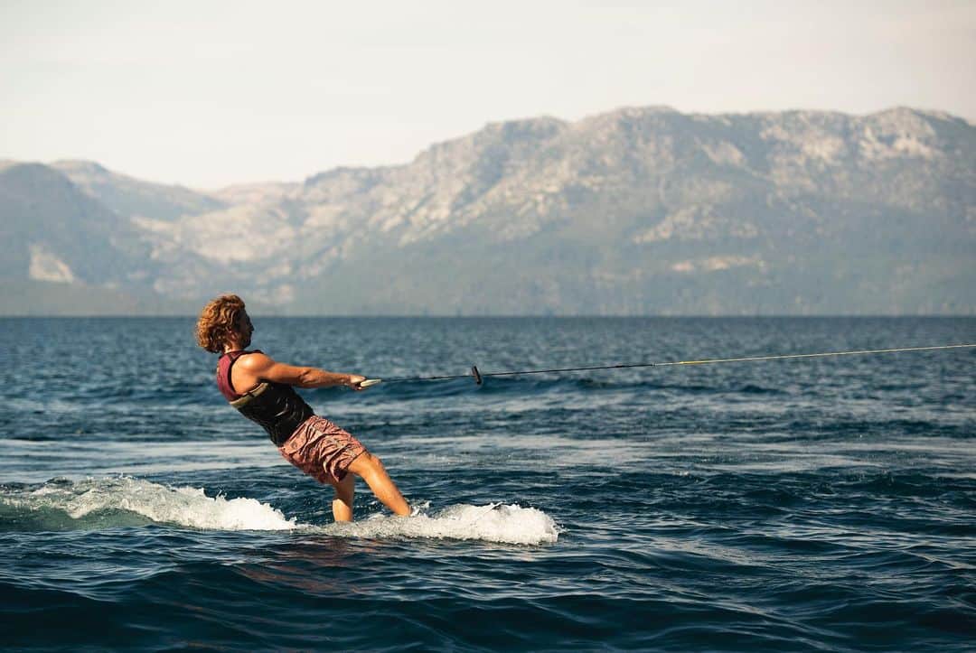 ボディーグローブさんのインスタグラム写真 - (ボディーグローブInstagram)「Always a pleasure watching @bobsoven taking some laps behind the boat. #naturalhabitat  ~~ Grab all your watersports necessities at bodyglove.com #allthingswater #bodyglove #laketahoe #tahoe #pfds #tahoelife #tahoesnaps #wakeboarding #wakeboarder #wakesurfing #effortless #style #legend」12月3日 5時15分 - bodyglove